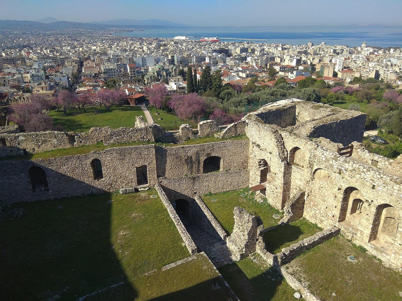 Το Κάστρο της Πάτρας με θέα προς την πόλη