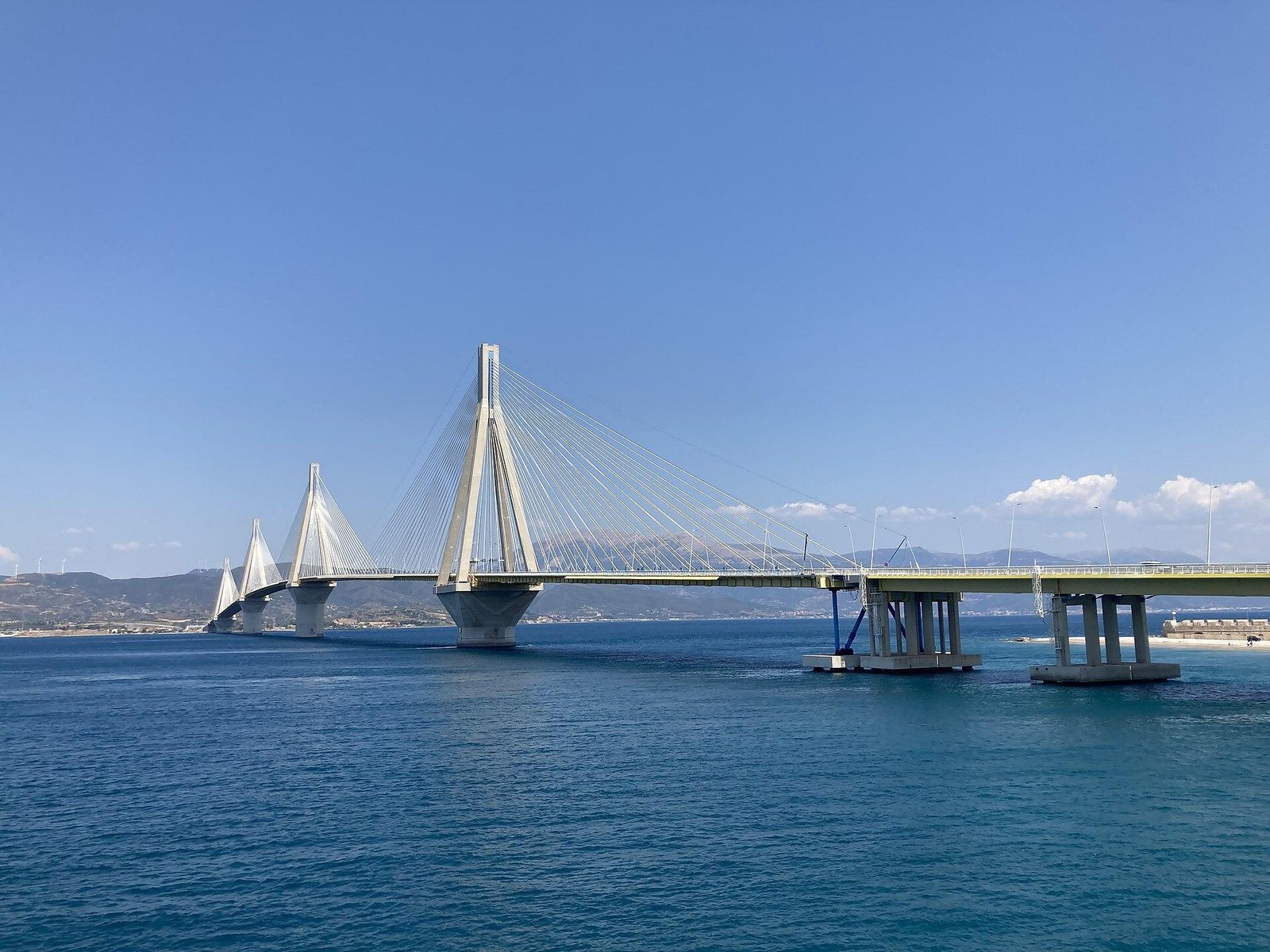 Η Γέφυρα Ρίου Αντιρρίου πάνω από τη θάλασσα